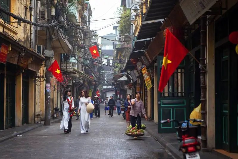 street vietnam ha noi souvenirs