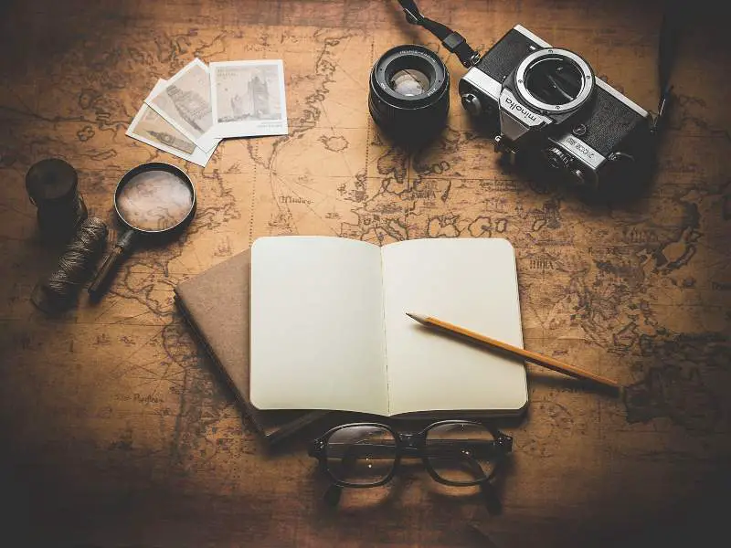 Travel writer blogger pros and cons